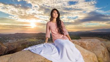 Девушка смотрит в даль