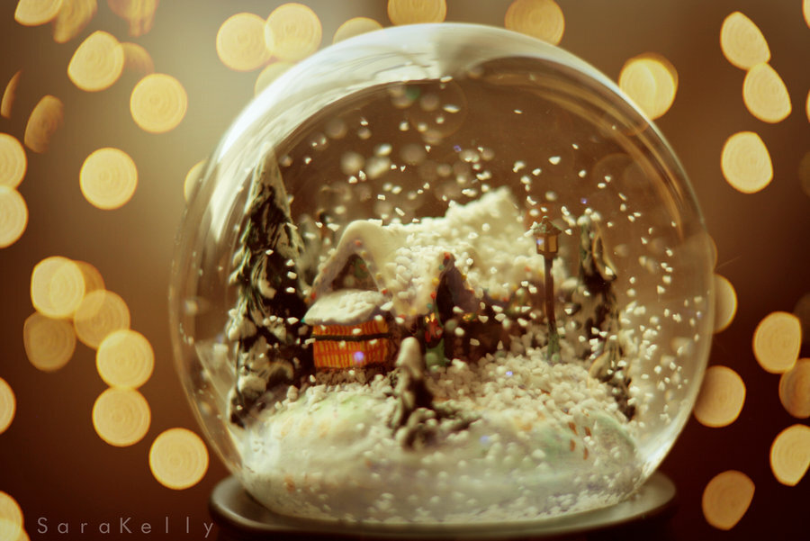 Рождественский шар спадающим снежком внутри и домиком