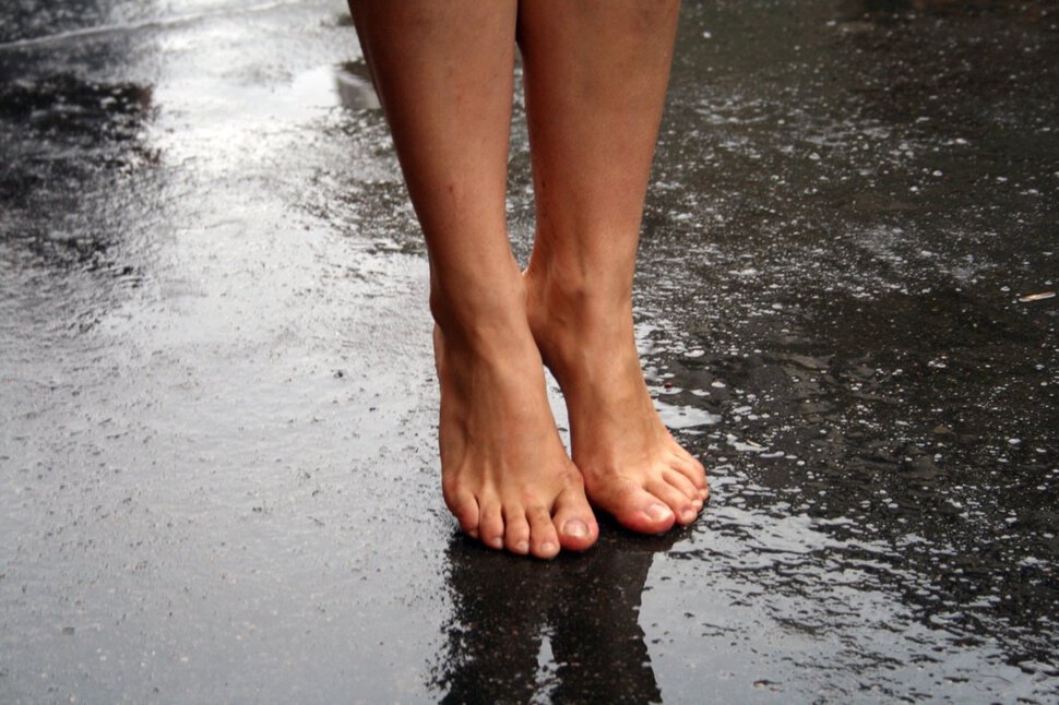 Красивые ножки мокрой девушки 