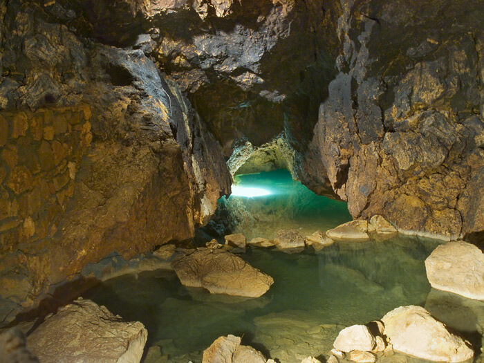 Пещера с водой