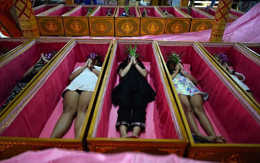 Похороны заживо незнакомых женщин