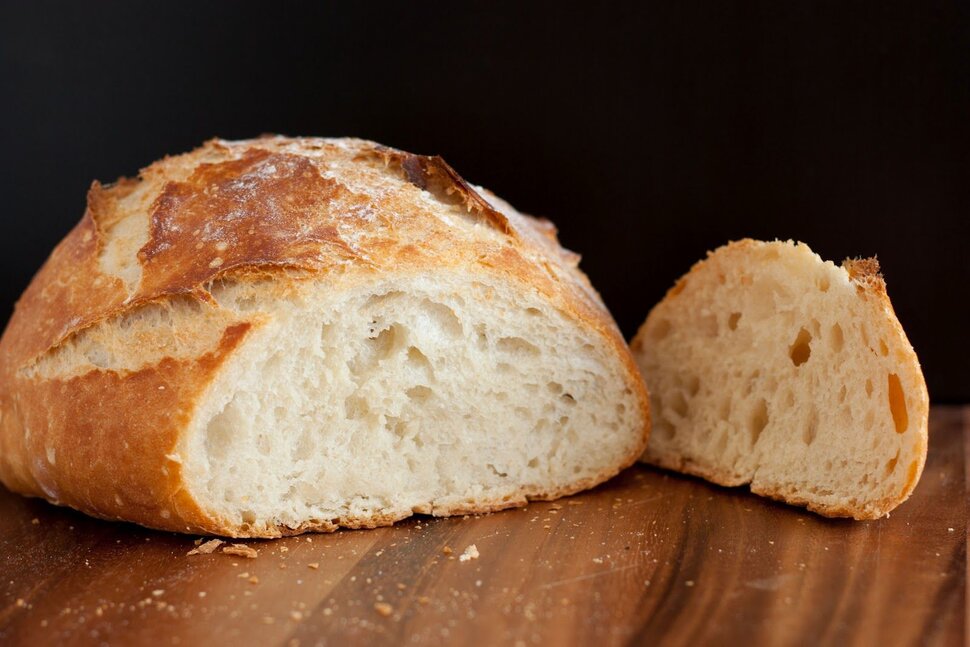 Круглый белый хлеб