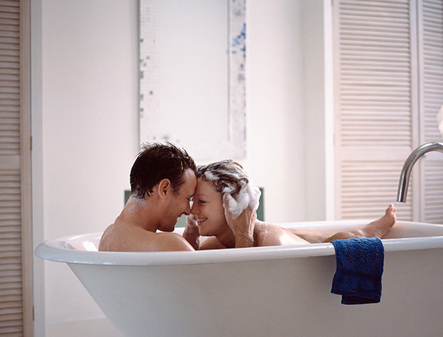 Жена в ванне ласкает член мужа своей ножкой фото