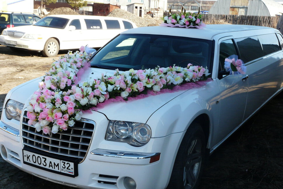 Машина, украшенная к свадьбе