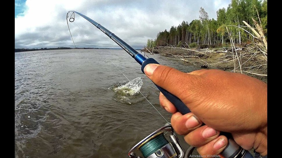 Рыбалка с множеством крючков в ручье