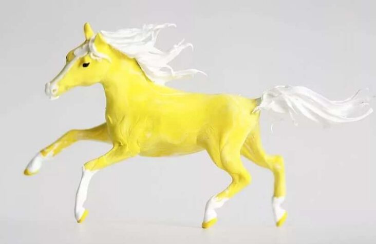 Желтый конь