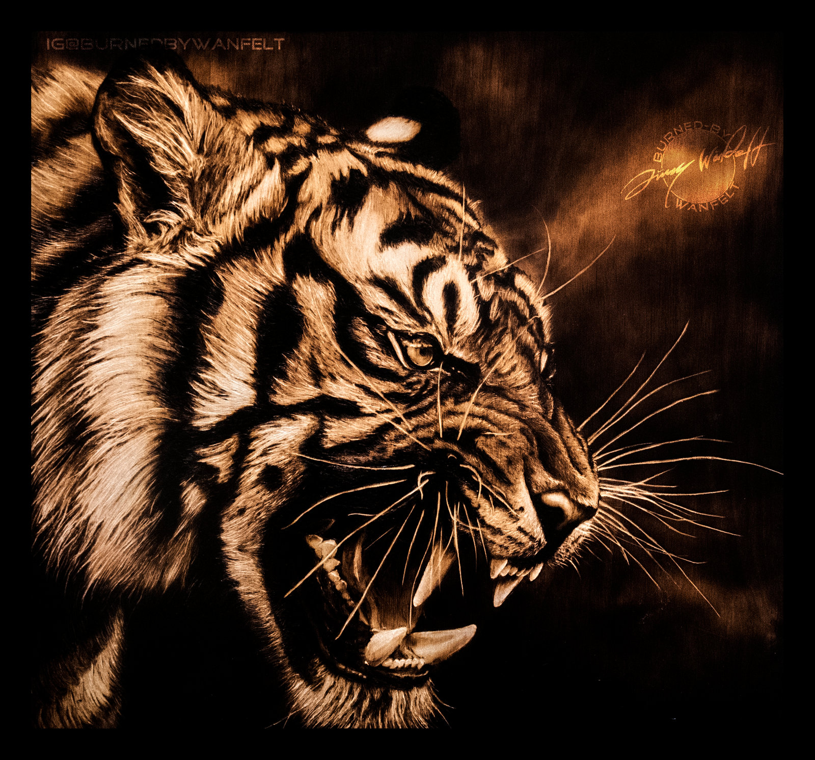 Тигр на золотом фоне