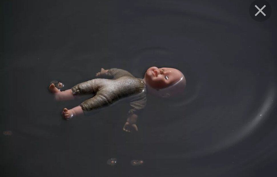 Кукла в воде