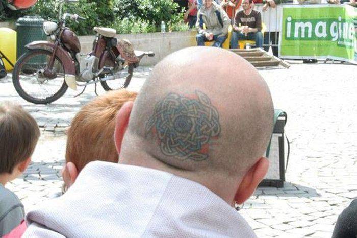Рисую татуировку на голове мужчины