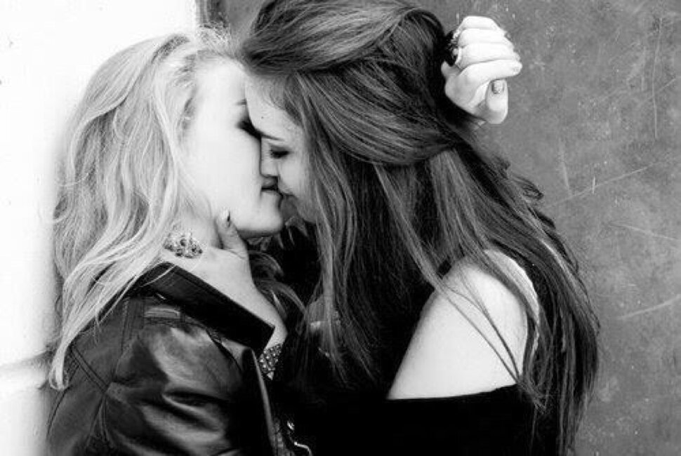 Lesbian girl friend kissing free porn photos