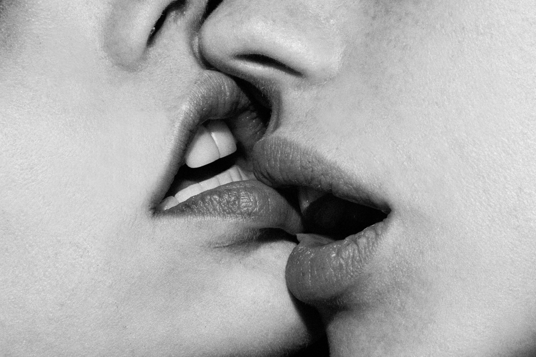поцелуи страстные в губы картинки