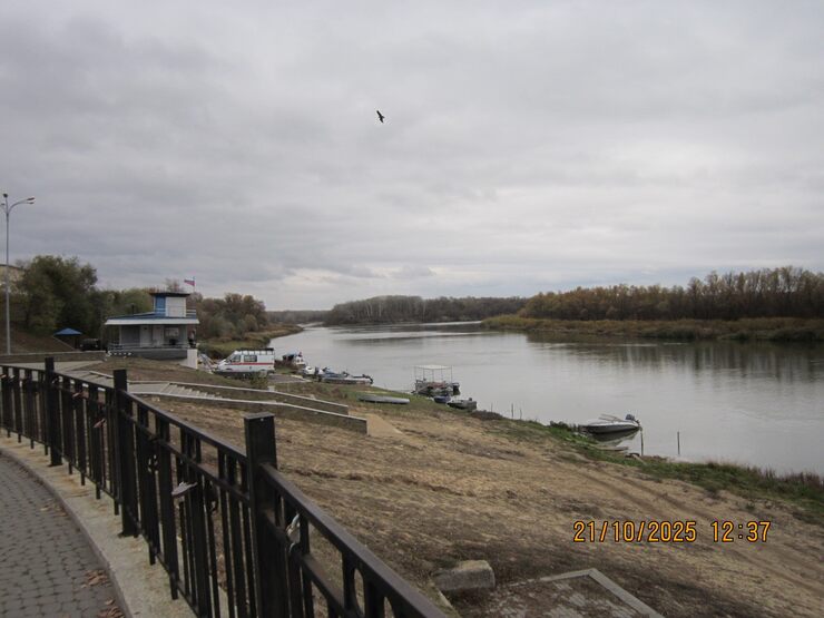 Тихий Дон течёт, знать и казак донской живёт Тихий Дон течёт, знать и казак донской живёт