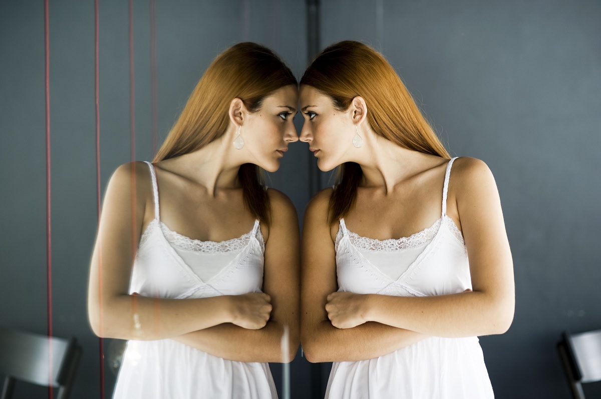Девушки смотрят на себя в зеркало оценивают фигуру и дают всем остальным тоже лицезреть себя 