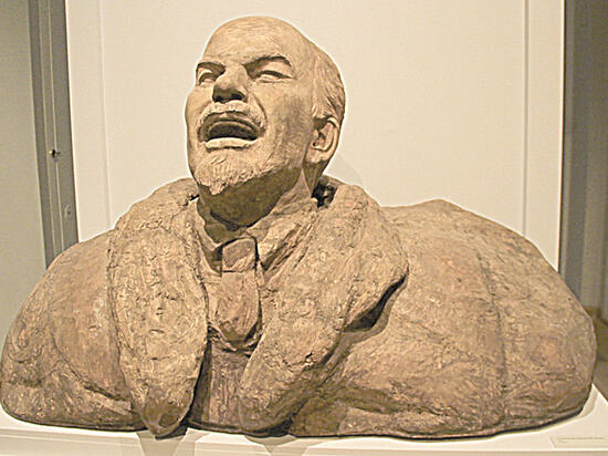 Фото Вождь пролетевшего как фанера пролетариата