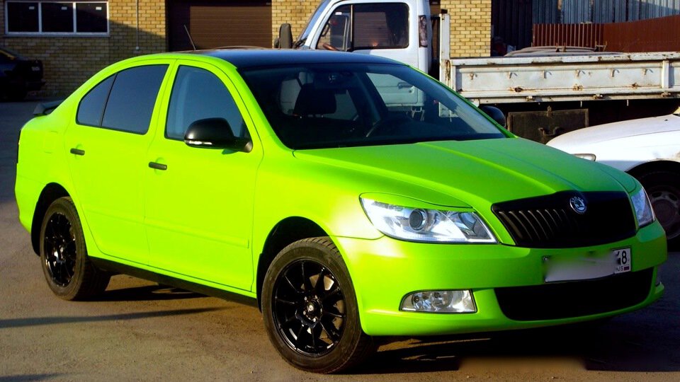 Новый зеленый автомобиль