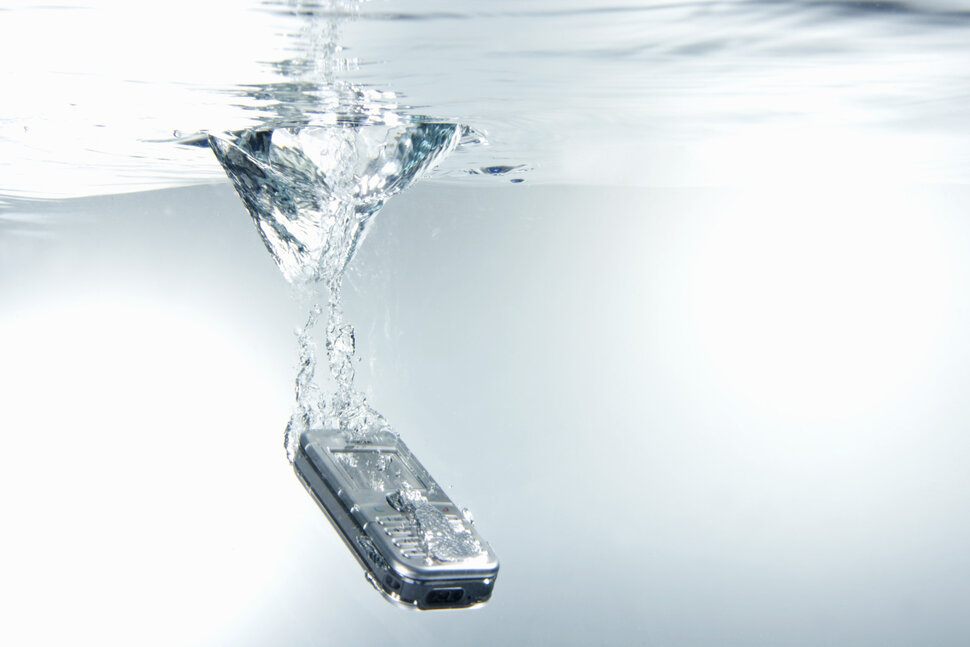 Аккумулятор телефона упал в воду. Смартфон в воде. Смартфон падает в воду. Камень падает в воду. Утопленный телефон.