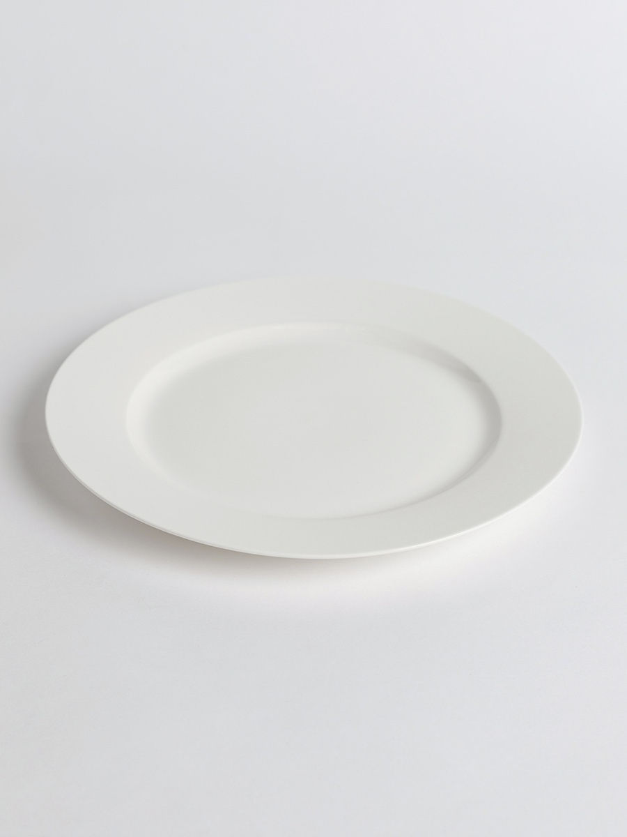 Стих тарелка. Тарелки белые фарфоровые. Тарелка мелкая фарфор белая. Тарелка плоская 28 см. Белая фарфоровая тарелка разделенная.