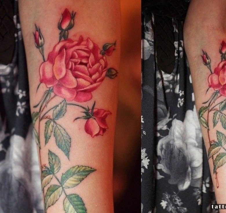 Татуировка в виде розы на левой руке