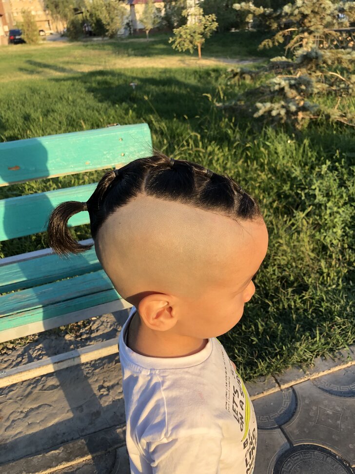 Сын отрезанной прической и ножницами