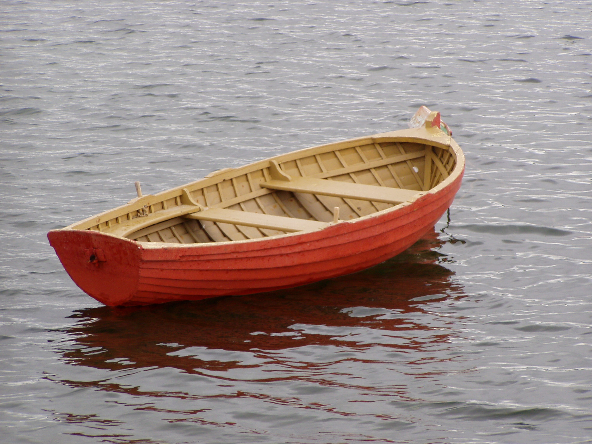 Как называется шлюпка. Лодка. Лодка деревянная на воде. Лодка деревянная с веслами. Человек в деревянной лодке.