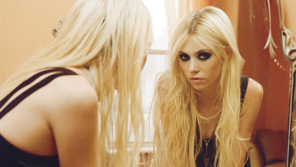 Девушка блондинка в зеркале