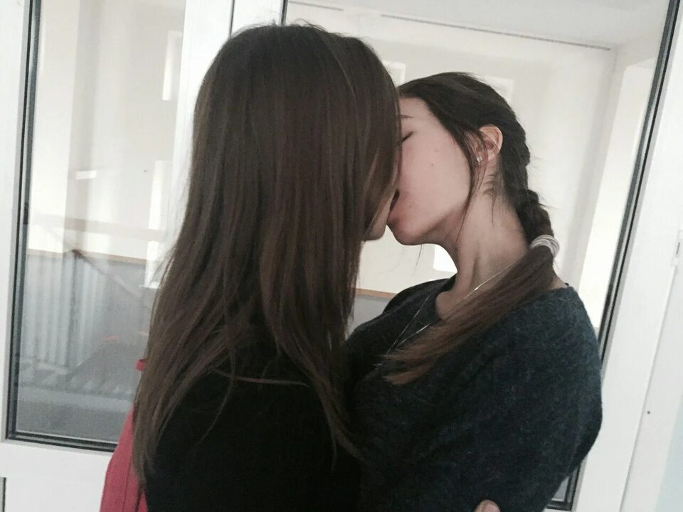Целующиеся девушки