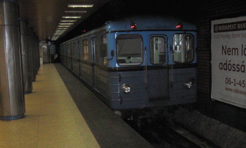 Поезд в метро