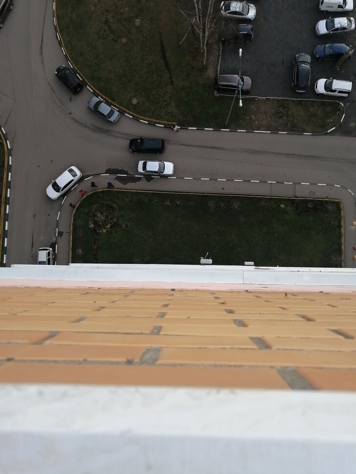 Камаз свалился на балконы многоэтажки