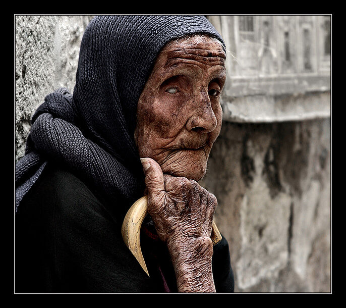 Старая страшная женщина просит хлеб
