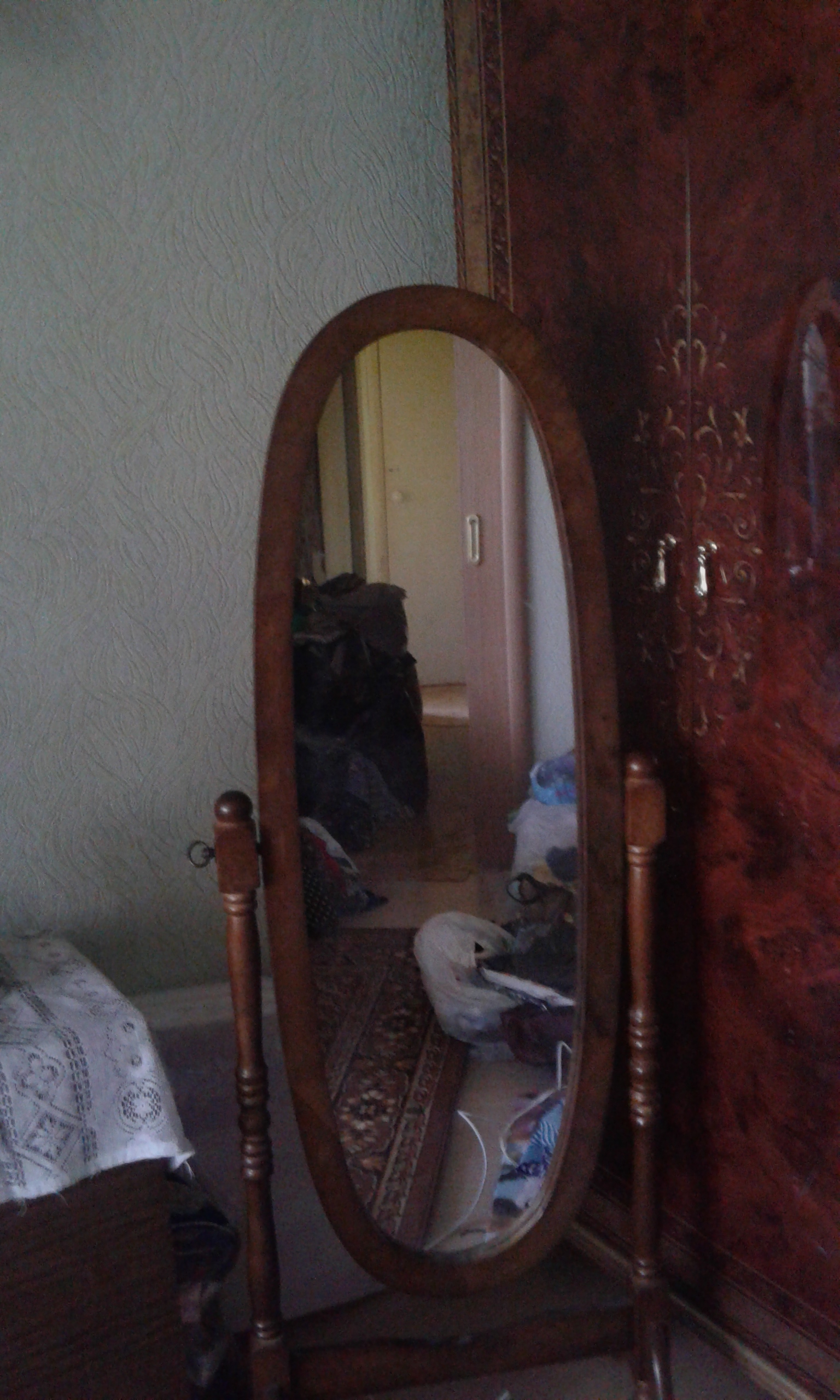 Разбилось зеркало само. Разбитое зеркало. Разбитое зеркало в коридоре. Треснутое зеркало во сне. Разбитое зеркало в спальне.