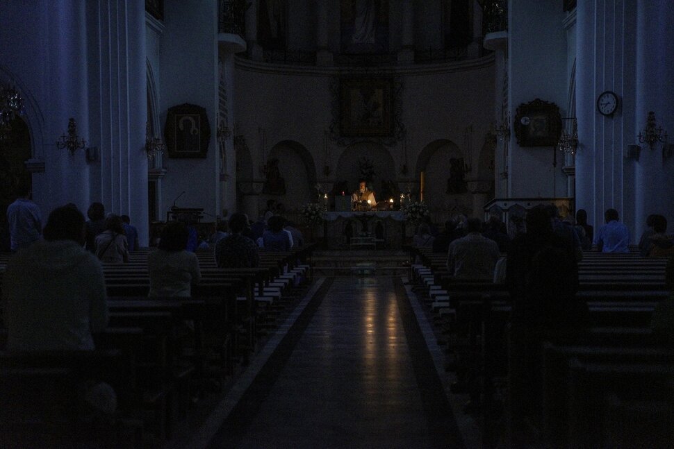 Молиться в темной церкви