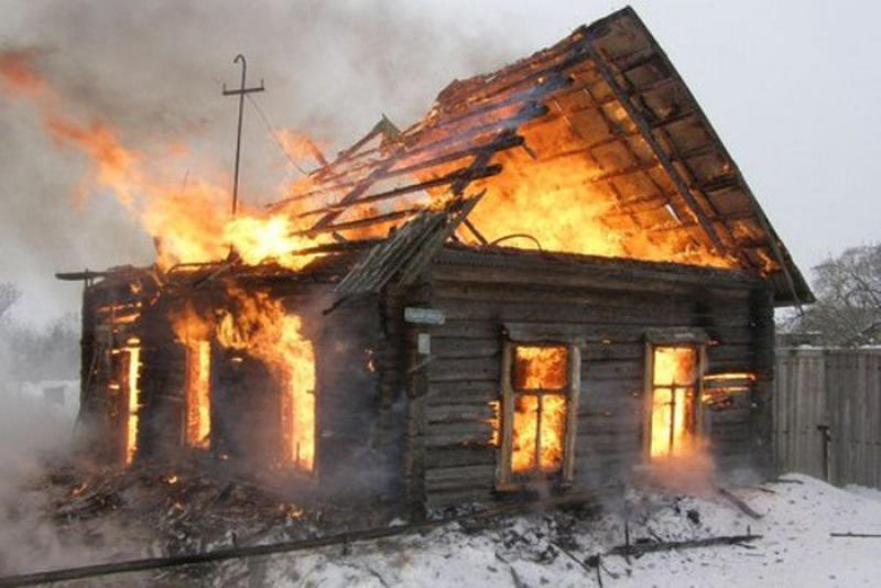 Сгоревший старый дом