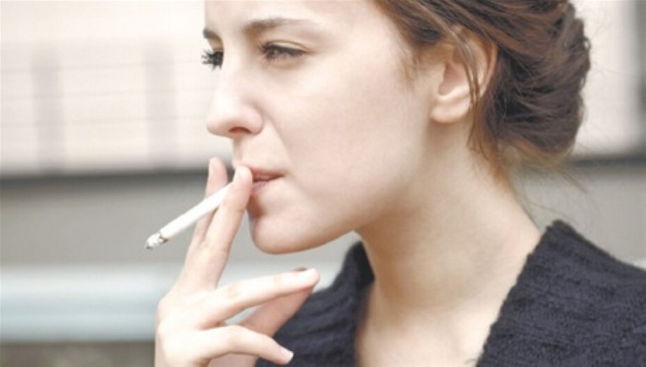 Курящая женщина и некурящая женщина фото