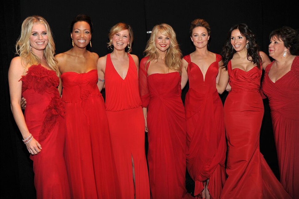 Женщины в красных платьях