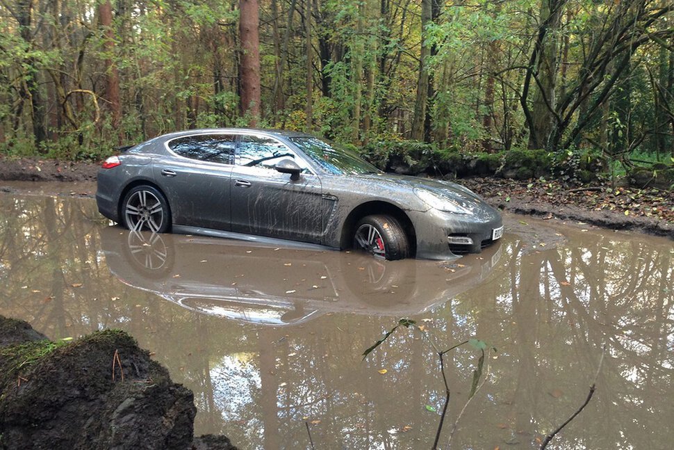 Машина в болоте