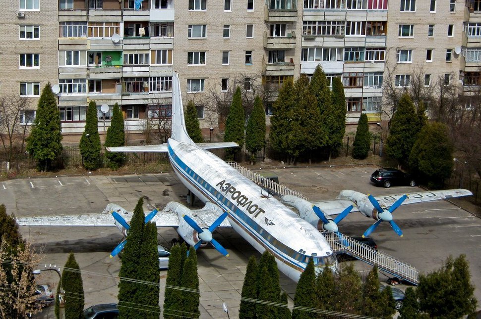 Во дворе приземлился пассажирский самолет