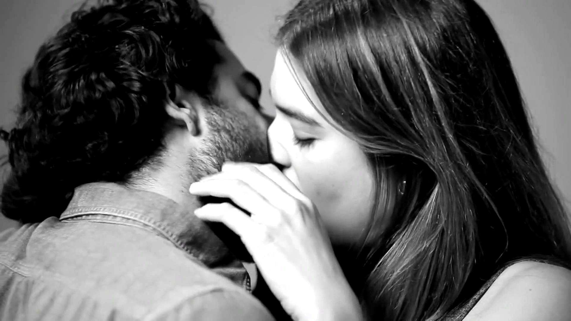Поцеловать мужчину первой. Поцелуй. Парень целует девушку. Поцелуй картинки. Красивый поцелуй.