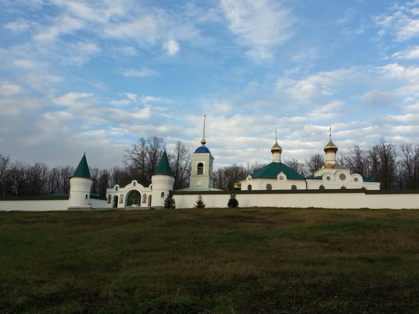 Две женщины-ясновидящие, похожие на ангелов