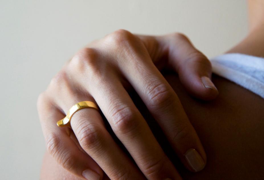 Золотые кольца украли. Кольцо обручальное женское на руке. Мужские обручальные кольца на руке. Кольцо золотое на руке. Мужское обручальное кольцо золотое на руке.