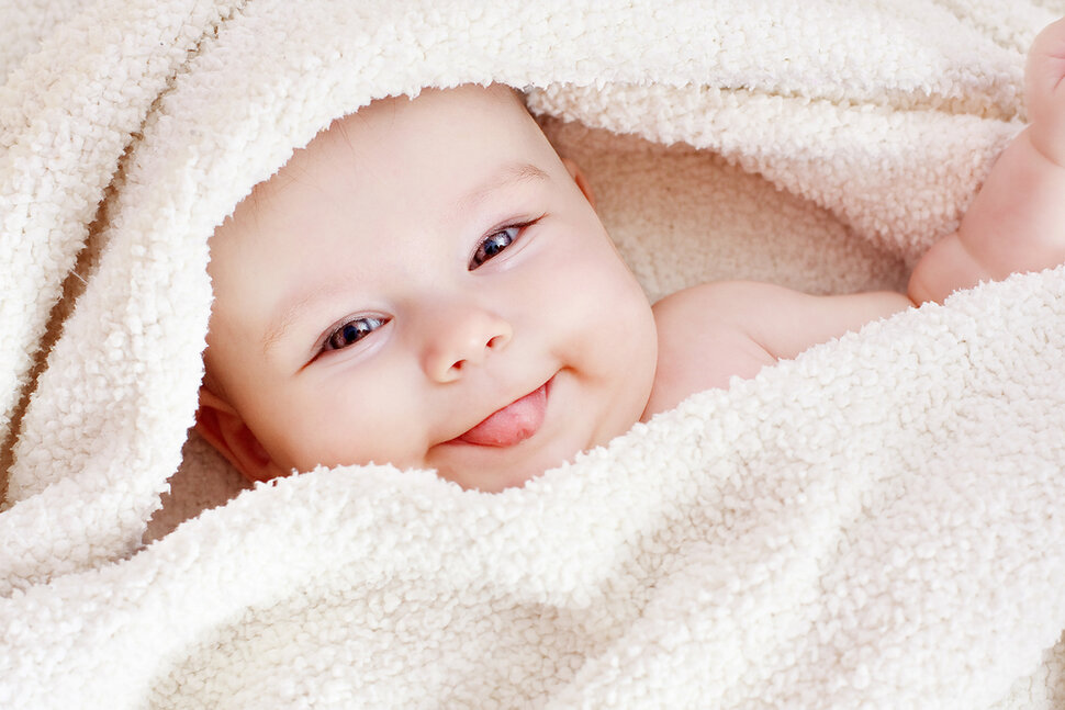 Доставать новорожденного ребенка из плаценты