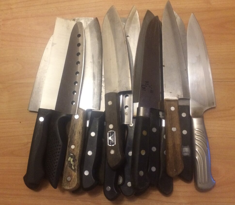 Много ножей и ножницы