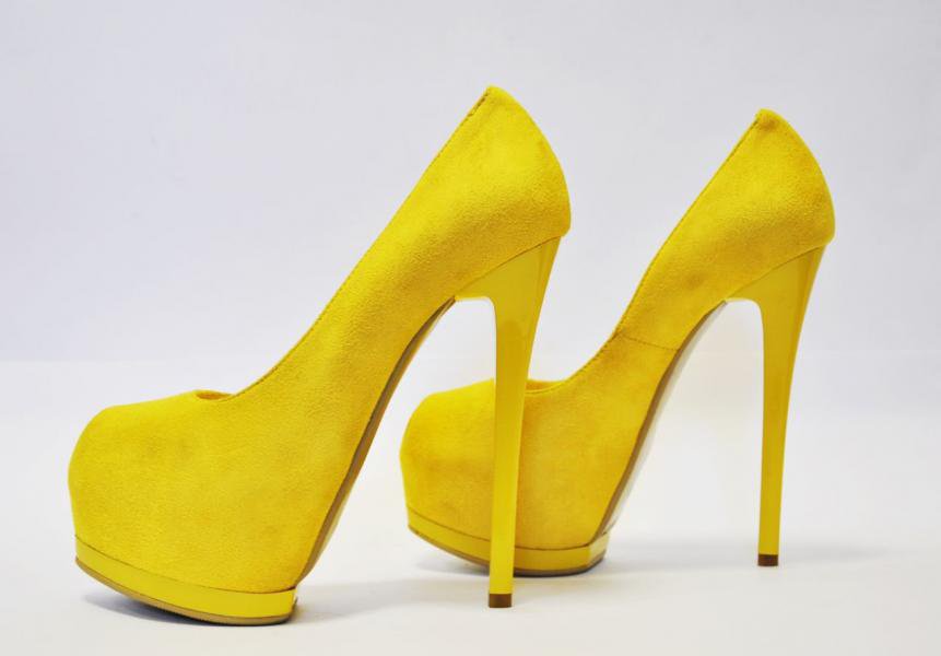 Туфли желтые купить. Желтые туфли хелмар. Туфли желтые женские. Жёлтые туфли на каблуке. Желтые туфли на высоком каблуке.