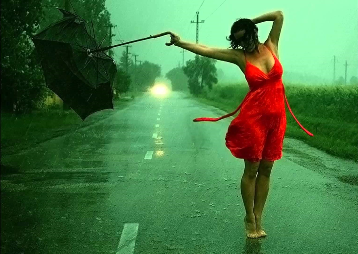 Кустурицы шагаешь босиком по улице. Девушка под дождем. Девушка в платье под дождем. Девушка с зонтом. Женщина гуляет под дождем.