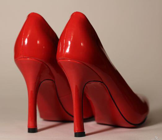 Красные туфли на шпильках со стоптанными набойками