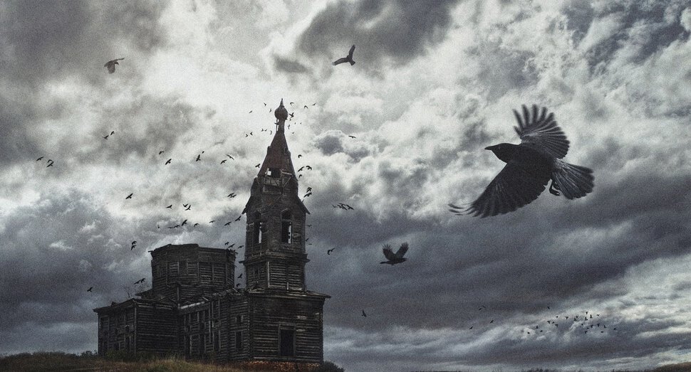 Каркающие вороны сидящие на кресте заколоченной церкви