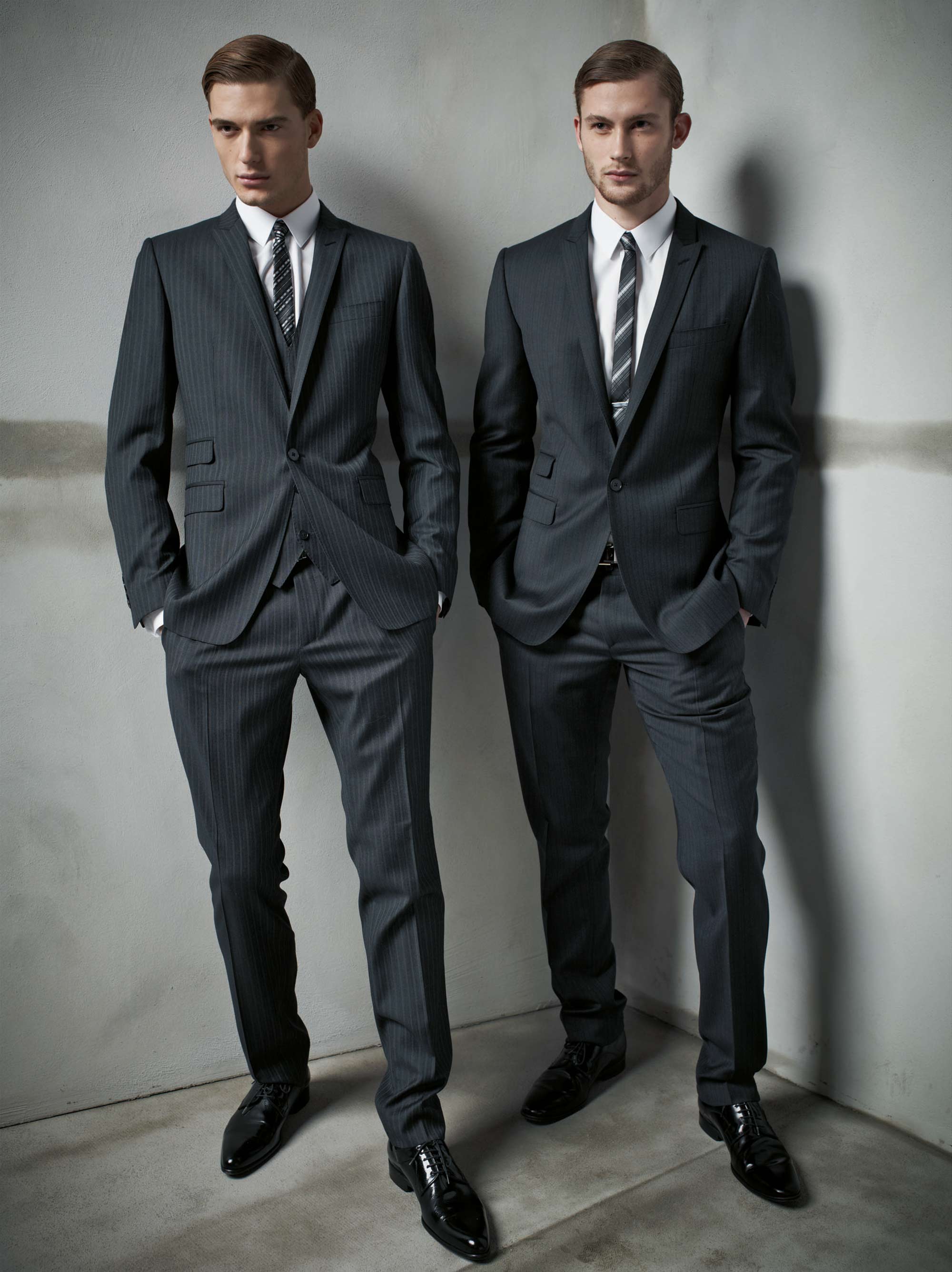 Виды парней. Деловая одежда для мужчин. Деловой стиль одежды для мужчин. Два парня в костюмах. Мужской деловой вид.