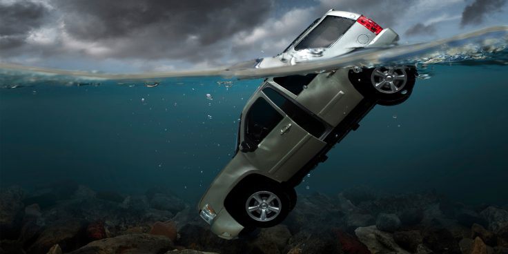 Машина падает под воду на ходу