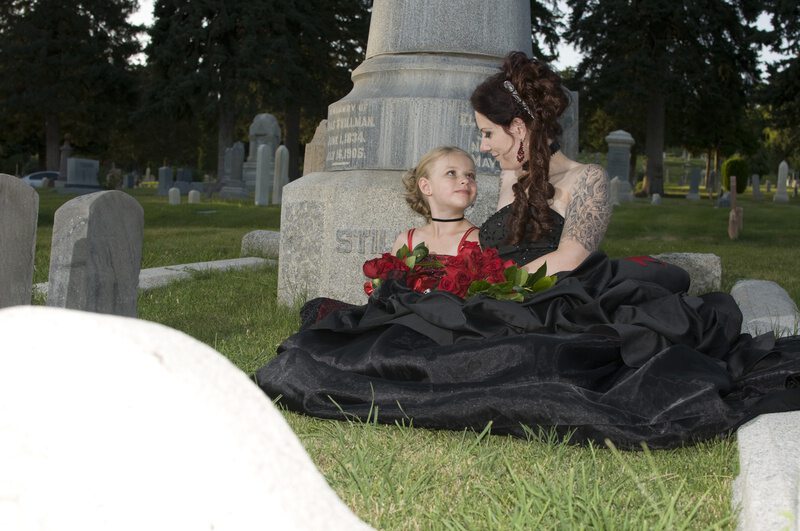 К чему снится сон ходить по кладбищу. Девушка на кладбище. Снится кладбище. Снится кладбище и могилы. Могилы молодых девушек.