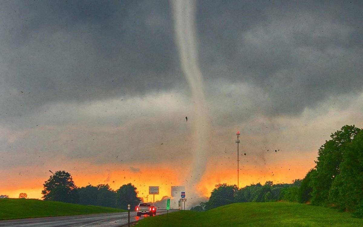 Weather tornadoes. Торнадо Киров. Смерчи и Торнадо. Торнадо природное явление. Торнадо Tornado z.