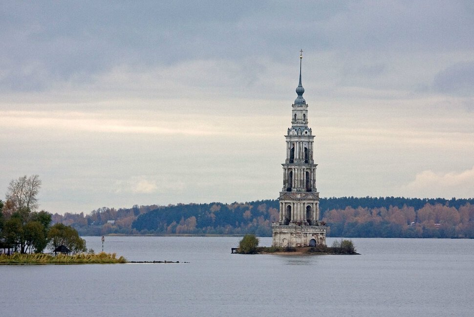 Церковь и зеркало